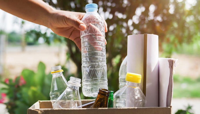 Materiales reciclables: vidrio, plástico y cartón
